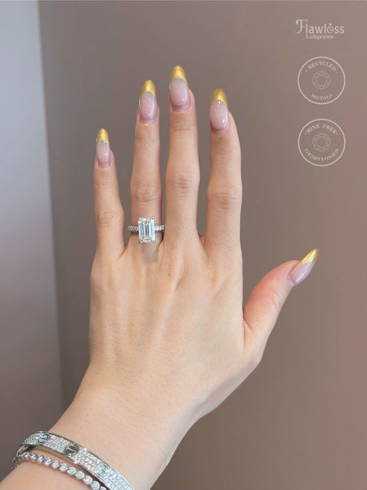 The flawlesslabgrown Signature Ring, 4 Carat, Emerald, Step Cut